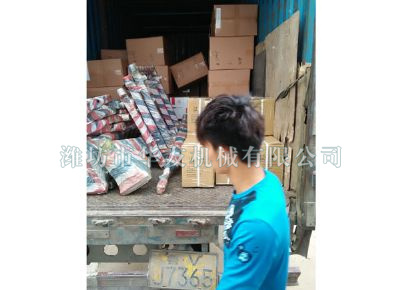 點擊查看詳細信息<br>標題：華友機械發(fā)貨現(xiàn)場 閱讀次數：9422